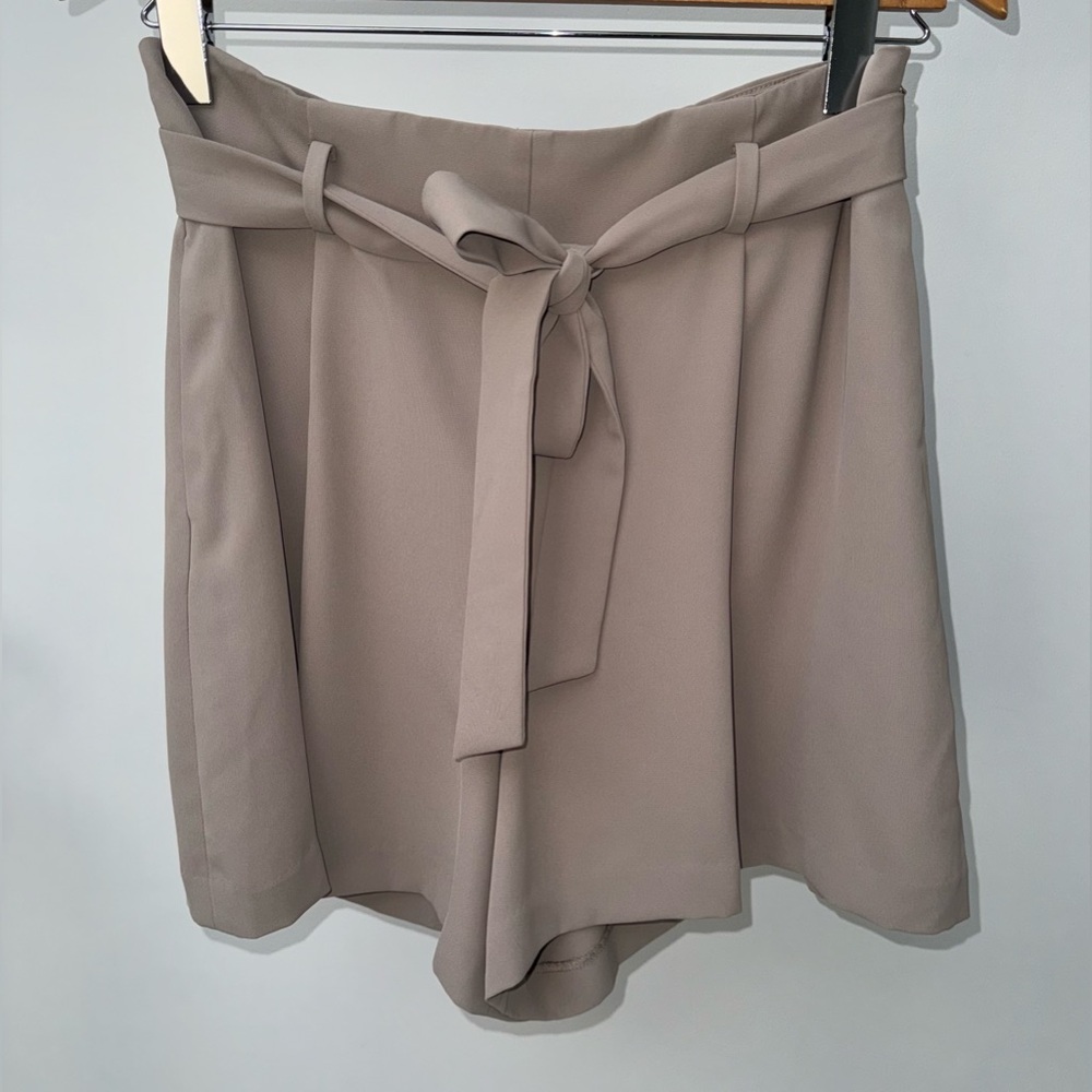 Uniqlo Belted Drape Shorts in Khaki Beige, Size 10